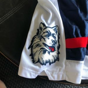 1990’s ucon huskies men Nike basketball shorts